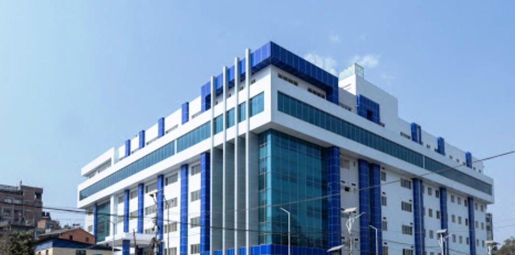 प्रधानमन्त्रीको निर्देशनपछि रोकियो वीर अस्पतालमा डा लोहनीको सरुवा