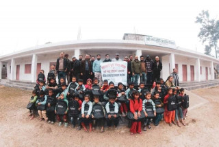 विद्यार्थीलाई न्यानो कपडा र शैक्षिक सामग्री वितरण