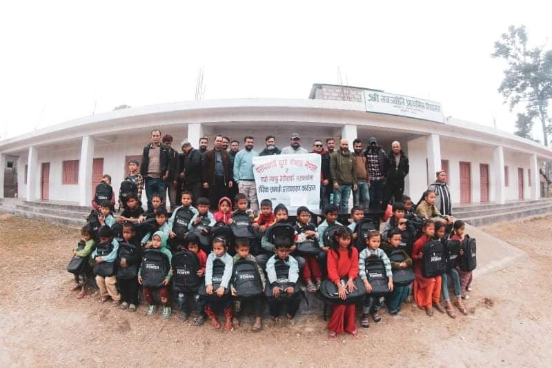 विद्यार्थीलाई न्यानो कपडा र शैक्षिक सामग्री वितरण