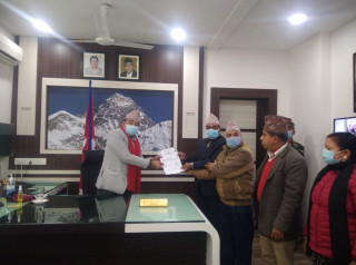 कर्मचारीको भन्दा शिक्षकको तबल १० प्रतिशत बढी हुनुपर्ने माग गर्दै मुख्यमन्त्री राईलाई बुझाए यस्तो ज्ञापनपत्र