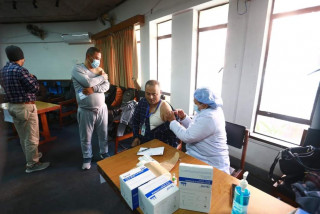 तीन सय ५० पत्रकारले लगाए बुस्टर डोजको खोप