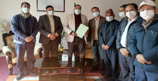 शिक्षक अस्पताल चितवनमा बनाउन प्रस्ताव गर्दै समितिले शिक्षामन्त्रीलाई  बुझायाे प्रतिवेदन