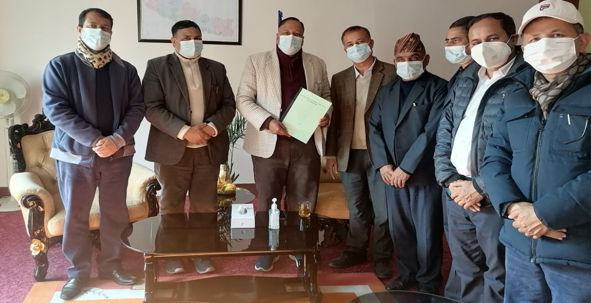 शिक्षक अस्पताल चितवनमा बनाउन प्रस्ताव गर्दै समितिले शिक्षामन्त्रीलाई  बुझायाे प्रतिवेदन