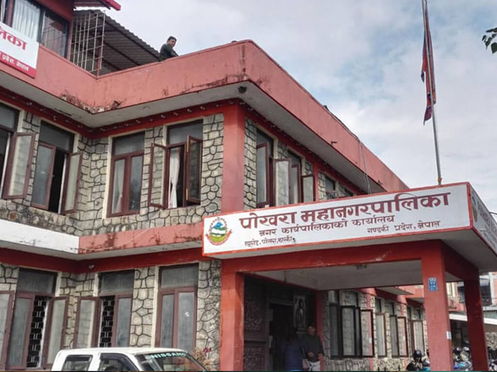 कर्मचारीमा कोरोना देखिएपछि पोखरा महानगरमा अत्‍यावश्‍यकबाहेकका सेवा बन्द