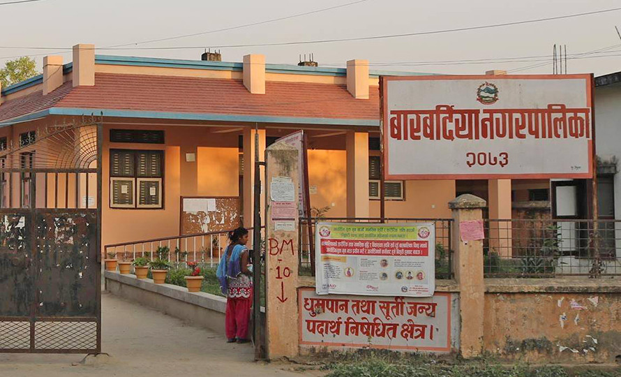 बारबर्दियाको १० वर्षे शिक्षा योजना: इसिडि शिक्षकलाई छैन तलब, शिक्षकले राजनीति गर्न नपाउने