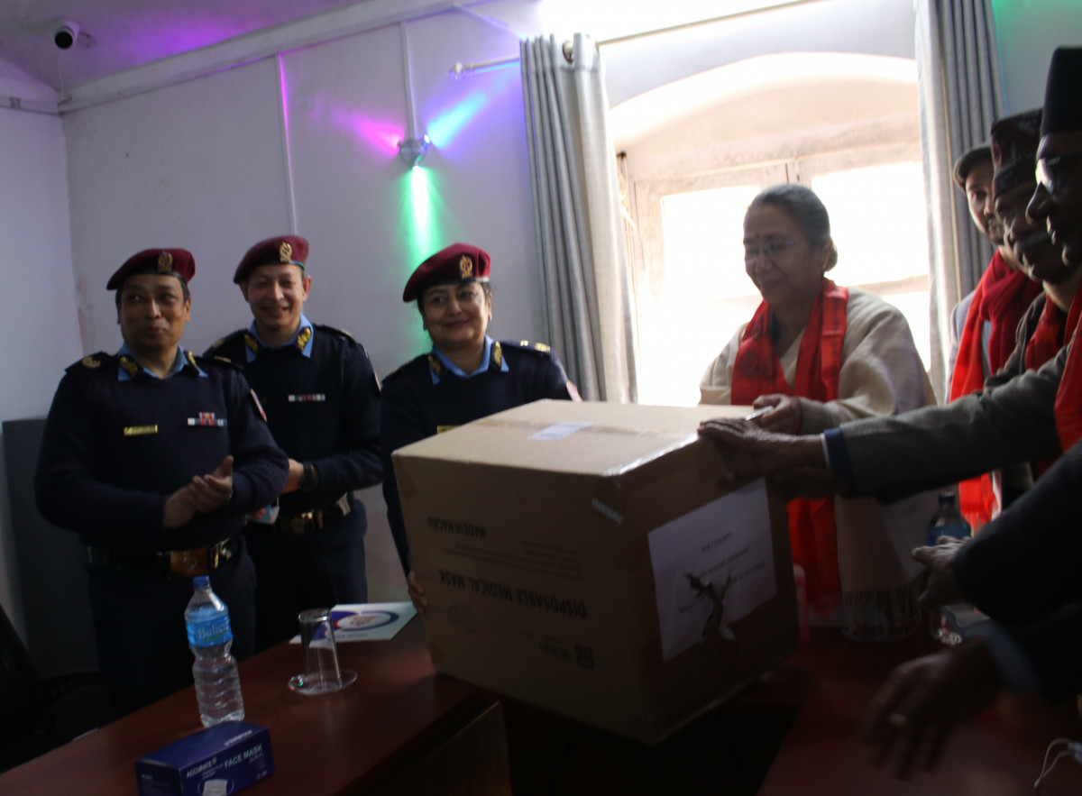 वीर अस्पतालमा आइसीयू बेड र नेपाल प्रहरी अस्पतालमा सर्जिकल मास्क हस्तान्रण