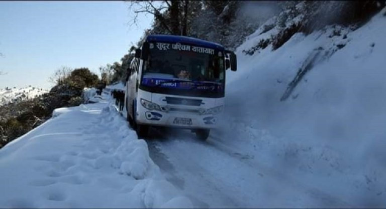 बाक्लो हिमपातले दुई राजमार्ग बन्द, जनजीवन कष्टकर