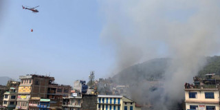 तनहुँ आगलागी अपडेट: पोखरा र लमजुङबाट ५ वटा दमकल ल्याएर तनहुँको आगो निभाइयो