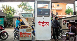 पेट्रोलियम पदार्थको भाउ घटाउने सरकारको संकेत
