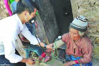 बैतडीमा ज्येष्ठ नागरिकको गाउँमै निःशुल्क उपचार