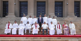 श्रीलंकामा आर्थिक संकटका बीच राजनीतिक संकट पनि, सबै मन्त्रीले दिए एकै पटक राजिनामा