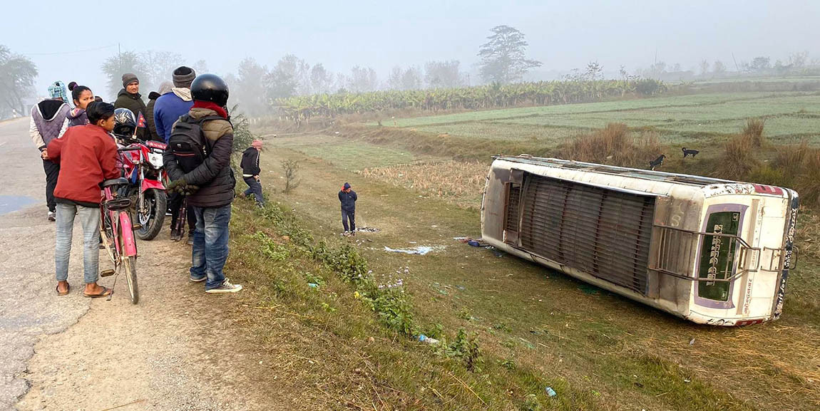 सर्लाहीमा बस पल्टिँदा चालकसहित २४ जना घाइते