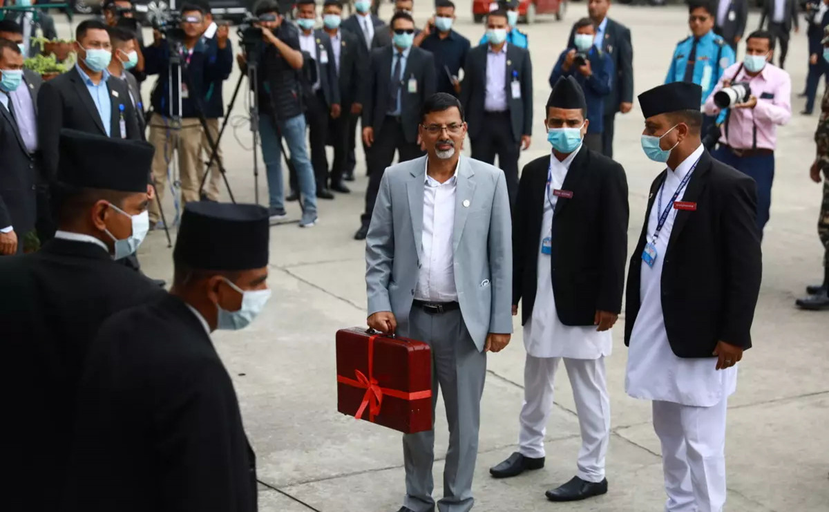 बजेट पढ्न रातो ब्रिफकेस बोकेर संसद भवन पुगे अर्थमन्त्री जनार्दन शर्मा