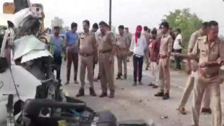 बिरामी बोकेको एम्बुलेन्स ट्रकमा ठोकियो, सात जनाको मृत्यु