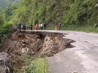 आँबुखैरेनीमा भासिएको सडक नजिकै नदी किनारमा दुई पुरुषको शव फेला