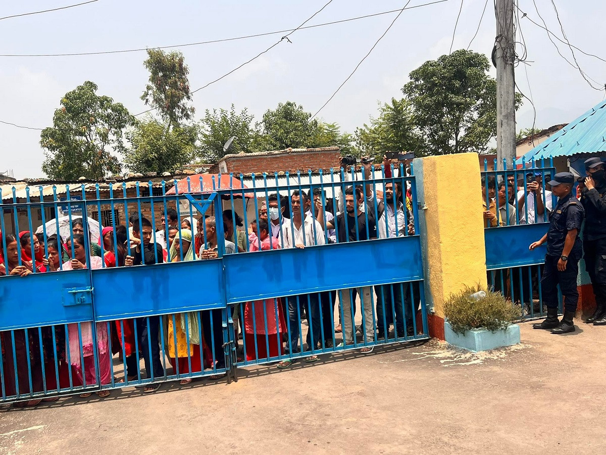 लुम्बिनीको स्वास्थ्य राज्यमन्त्री वलीलाई कारबाहीको माग गर्दै प्रहरी कार्यालय अगाडि प्रदर्शन