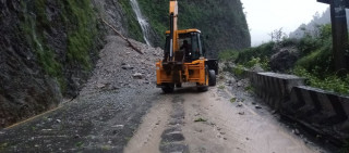 पहिरोका कारण अवरुद्ध पृथ्वी राजमार्ग दुईतर्फी सञ्चालन