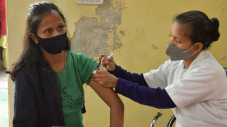 भारतमा कोरोना भाइरस सङ्क्रमित मानिसको सङ्ख्या फेरि बढ्यो : तेस्रो लहरको त्रास