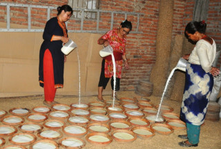 आलेख सेवा :  जुजु धौ व्यवसायीलाई माग धान्ने चटारो
