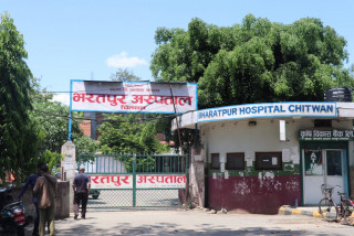 भरतपुर अस्पताल: २४ घण्टासम्म ‘ड्युटीका चिकित्सक राउण्ड’मा  नजाँदा..