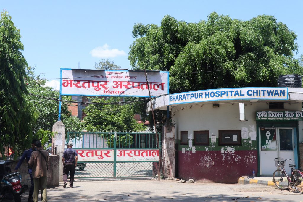 भरतपुर अस्पताल: २४ घण्टासम्म ‘ड्युटीका चिकित्सक राउण्ड’मा  नजाँदा..