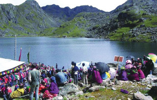 गोसाइँकुण्डमा स्नान गर्ने भक्तजनको घुइँचो