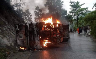 दाउन्नेमा बस पल्टेर आगलागी हुँदा ३३ यात्रु घाइते, ६ जनाको अवस्था गम्भीर