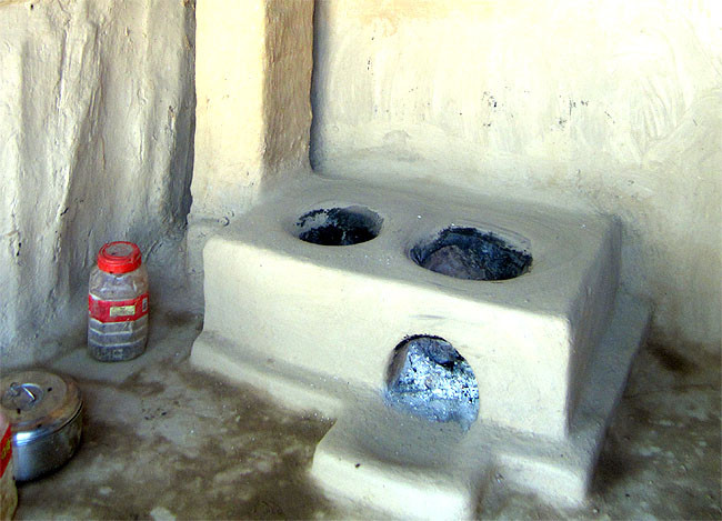 दुई सय विपन्नलाई सुधारिएको चुलो वितरण