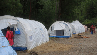 पहिरोपीडित दुई वर्षदेखि त्रिपालमुनि बस्दै