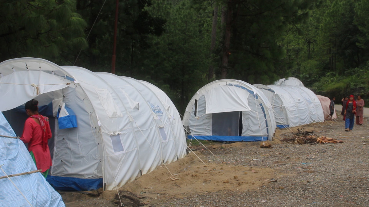 पहिरोपीडित दुई वर्षदेखि त्रिपालमुनि बस्दै