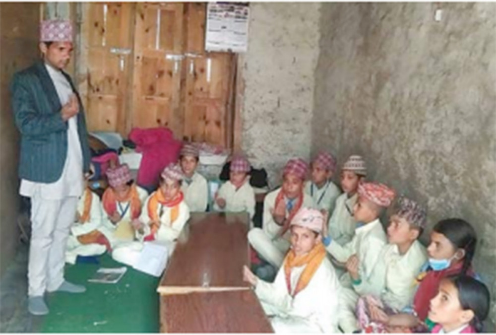 पाँच वटा कक्षाका विद्यार्थी एउटै कोठामा बसेर पढ्न बाध्य, शिक्षक पनि एकजना मात्रै