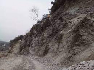 पहिराले अवरुद्ध थर्पु–खैरेनीटार सडक एकतर्फी सञ्चालन