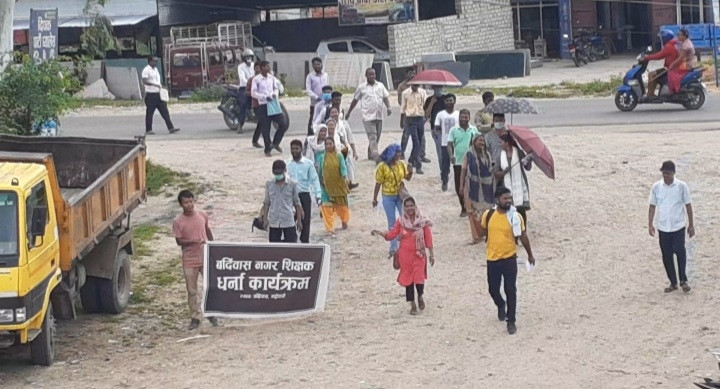 एकातिर करार शिक्षकको आन्दोलन चर्कंदै, अर्कोतिर पदपूर्तिका लागि विज्ञापन