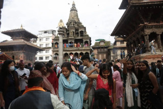 कृष्ण जन्माष्टमी: पाटनको कृष्ण मन्दिरमा श्रद्धालु  भक्तजनहरुको घुइँचो (तस्बिरहरू)