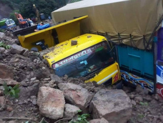 पहिरोले गर्दा राप्ती लोकमार्ग अवरुद्ध