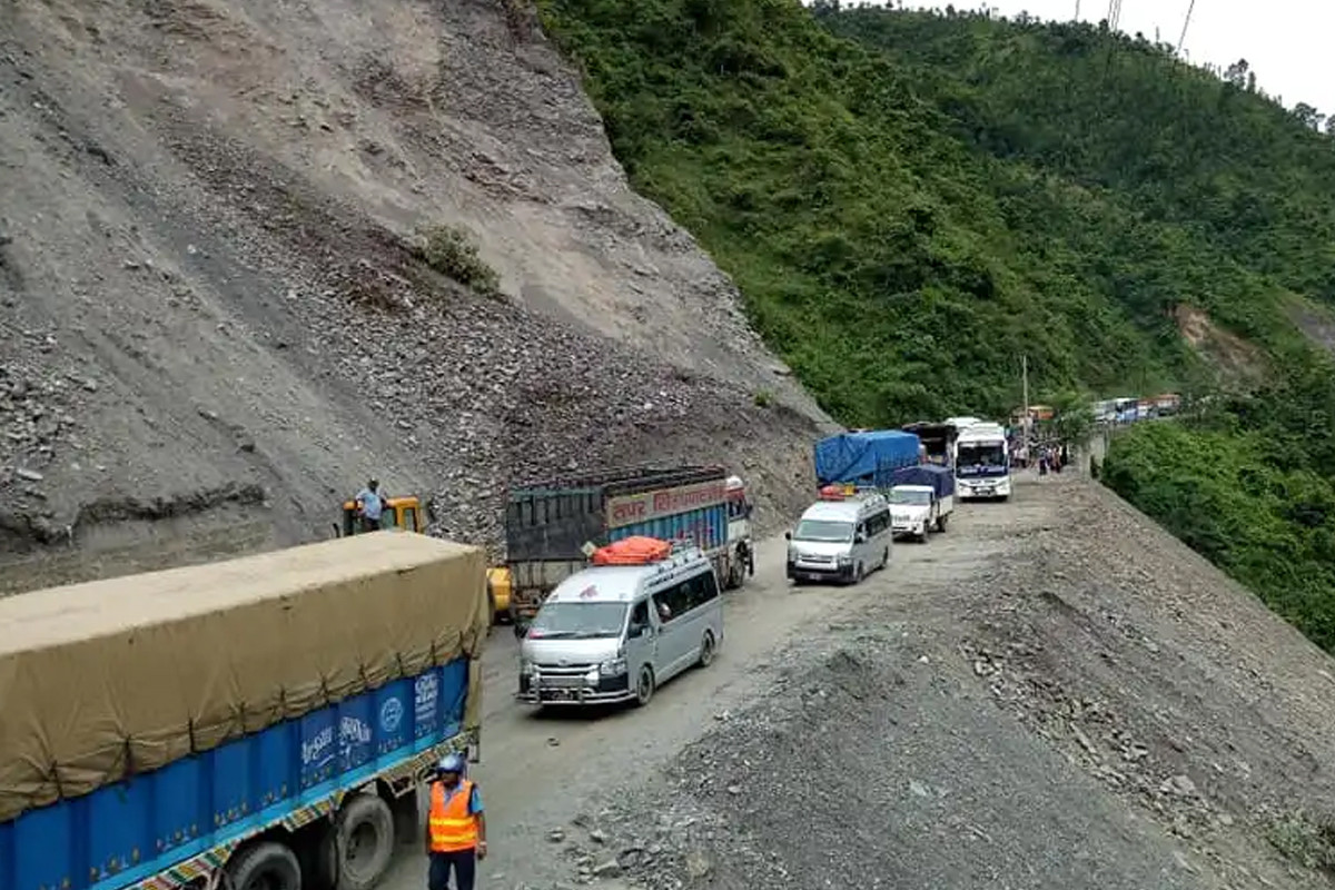 नारायणगढ–मुग्लिन सडकमा पहिरो, पन्छाउन अझै पाँच–छ घण्टा लाग्ने