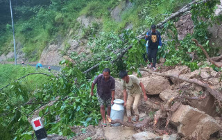 पहिराले सडक अवरुद्ध भएपछि....