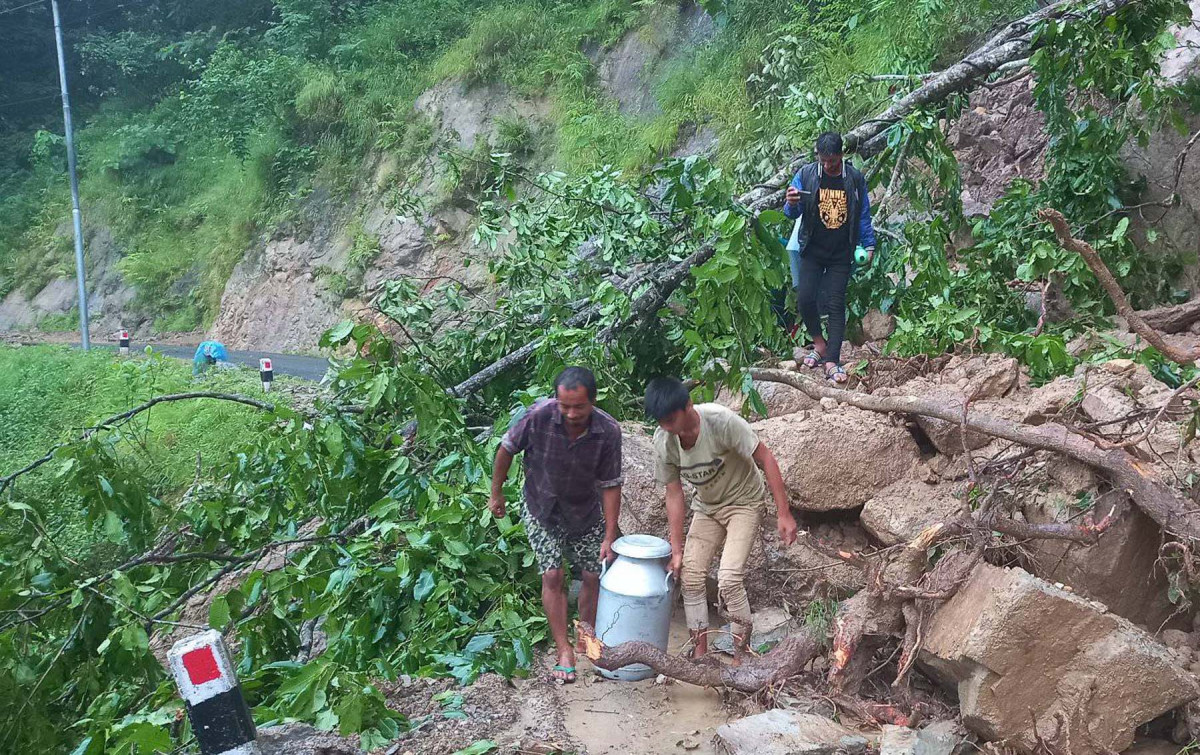 पहिराले सडक अवरुद्ध भएपछि....
