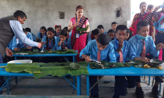 विद्यार्थीलाई केराको पातमा कोदाको सेल, दुनामा कागुनाको खीर