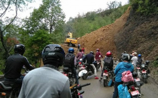 पहिरोले मकवानपुरको सिस्नेरी सडकखण्ड अवरुद्ध