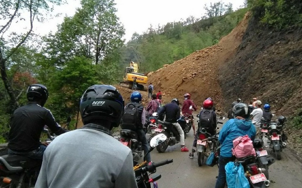 पहिरोले मकवानपुरको सिस्नेरी सडकखण्ड अवरुद्ध