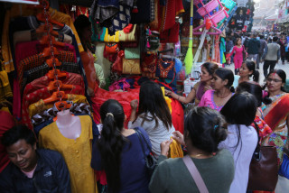 भारतीय बजारमा नेपाली ग्राहक रोक्न दसैँ सस्तो बजार