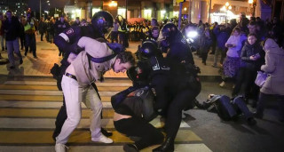 सेना परिचालन गर्ने पुटिनको आदेशपछि रुसमा प्रदर्शन, हजारौं प्रदर्शनकारी पक्राउ