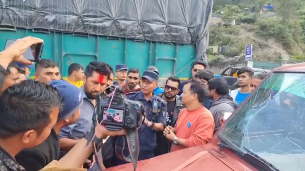 रवि लामिछानेको गाडीमा ढुंगा प्रहार