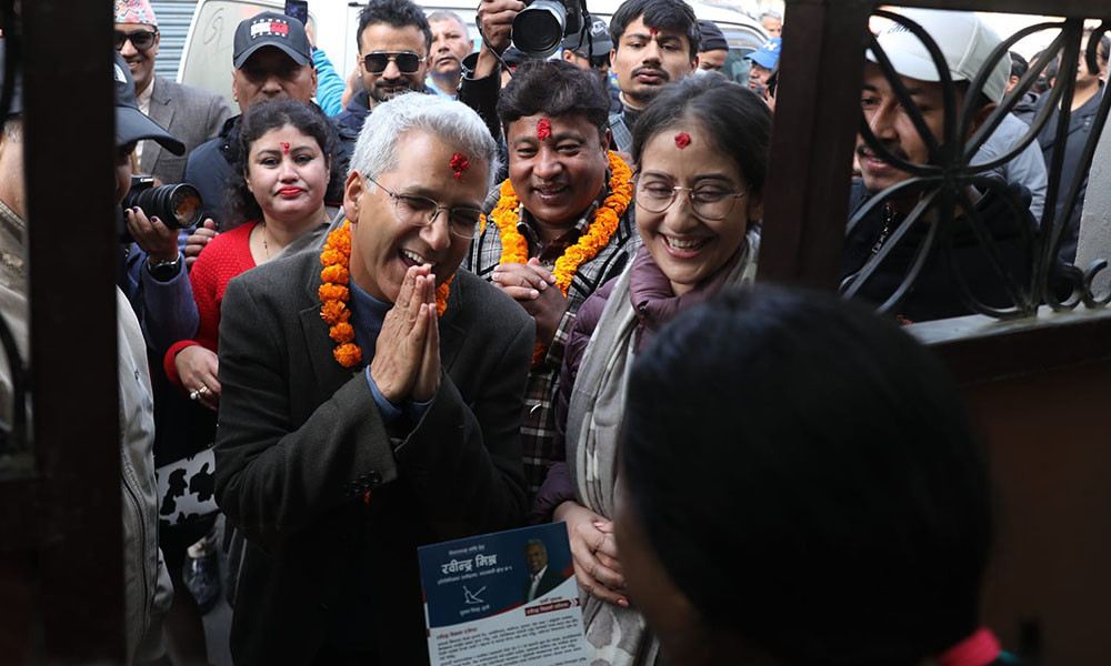 रवीन्द्र मिश्रलाई भोट माग्दै घरदैलोमा मनीषा