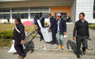 आम निर्वाचन २०७९: मतदानस्थलमा पठाउन थालियो निर्वाचन सामग्री