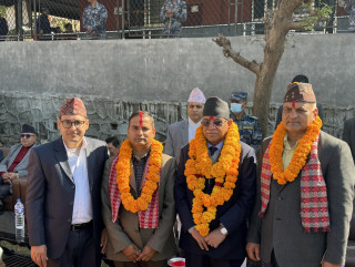 प्रचण्डले लिए गोरखा २ बाट निर्वाचित प्रमाणपत्र, कार्यक्रममा बाबुराम गएनन् !