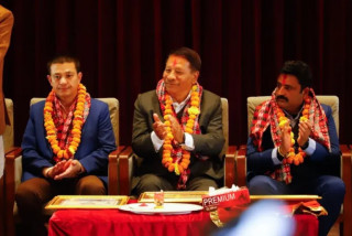 काठमाडौं–१ मा निर्वाचित प्रतिनिधिसभाका सांसद सिंहले लिए प्रमाण-पत्र