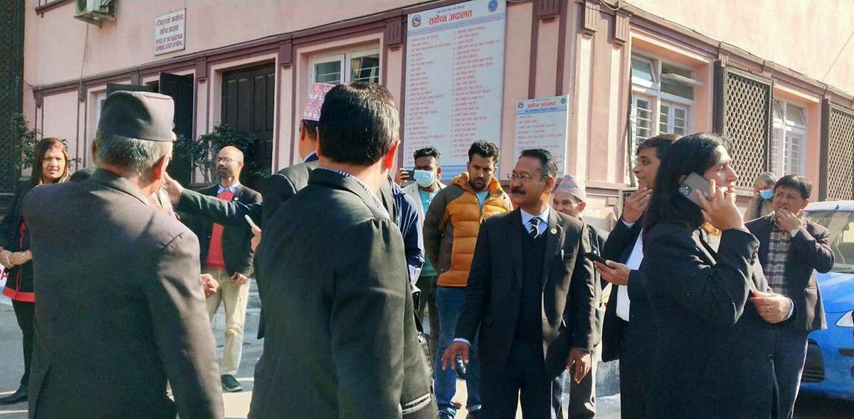 चोलेन्द्रलाई रोक्न खडा भए वकिलहरू, नेपाल बार र सर्वोच्च बारको संयुक्तरूपमा धर्ना !