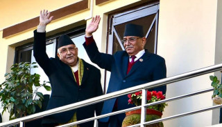 अन्ततः बालकोटको बार्दलीमा प्रचण्ड, ओलीसँगै उभिएर गरे अभिवादन